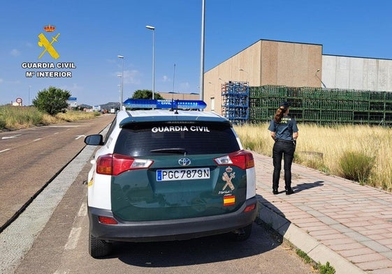 Una agente y un vehículo de la Guardia Civil en el marco de la operación Obispalías.