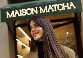 Violeta Mangriñán delante de uno de sus establecimientos de Maison Matcha.