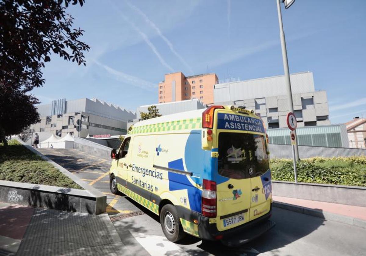 Una ambulancia accede al Hospital Clínico de Vallado, en una imagen de archivo.