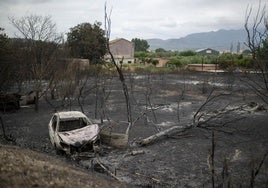 Un coche en una zona afectada por el incendio, en Xerta, Tarragona.