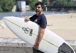 Ángel Luis Curiel «el Surfista del Pisuerga» en la Playa de las Moreras.