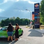 Dos mujeres llenan el depósito de su vehículo en una gasolinera de la provincia.