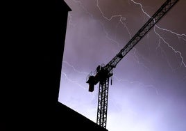 Tormenta con aparato eléctrico en Valladolid en una imagen de archivo.