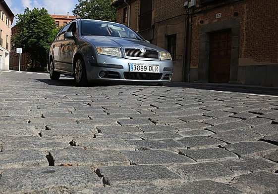 Uno de los baches en la calle San Agustín de Segovia.