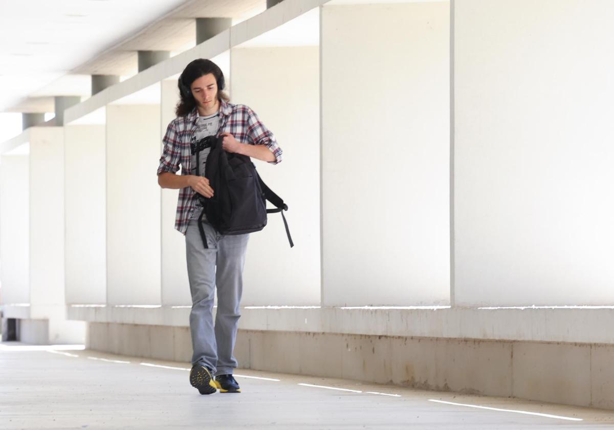 Un alumno camina en el Campus Miguel Delibes.
