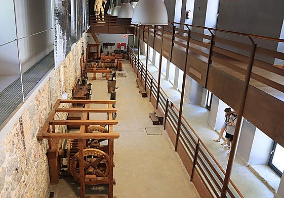 Varias personas visitan una sala del museo de la Casa de la Moneda de Segovia.