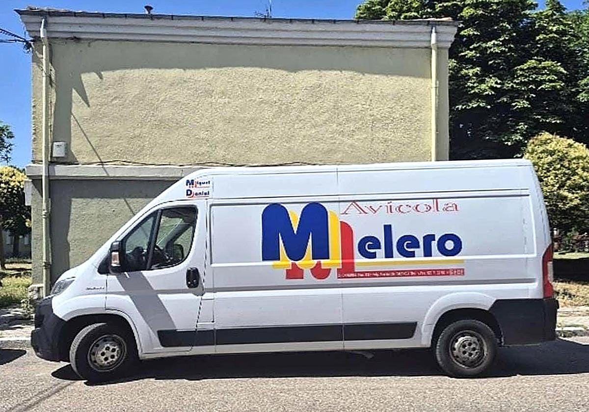 La furgoneta robada de la empresa palentina Avícola Melero en el lugar donde fue abandonada por los ladrones en el poblado de Endasa.