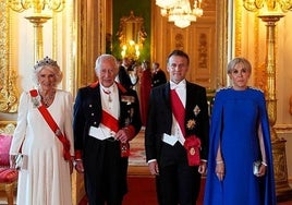 Los Reyes de Inglaterra junto a Macron y su esposa en la cena de Estado celebrada en el castillo de Windsor.