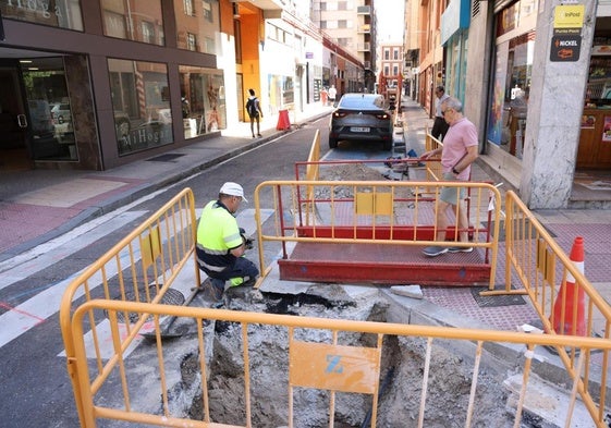 Un operario trabaja en el tramo de Paulina Harriet que permanecerá en obras hasta octubre.