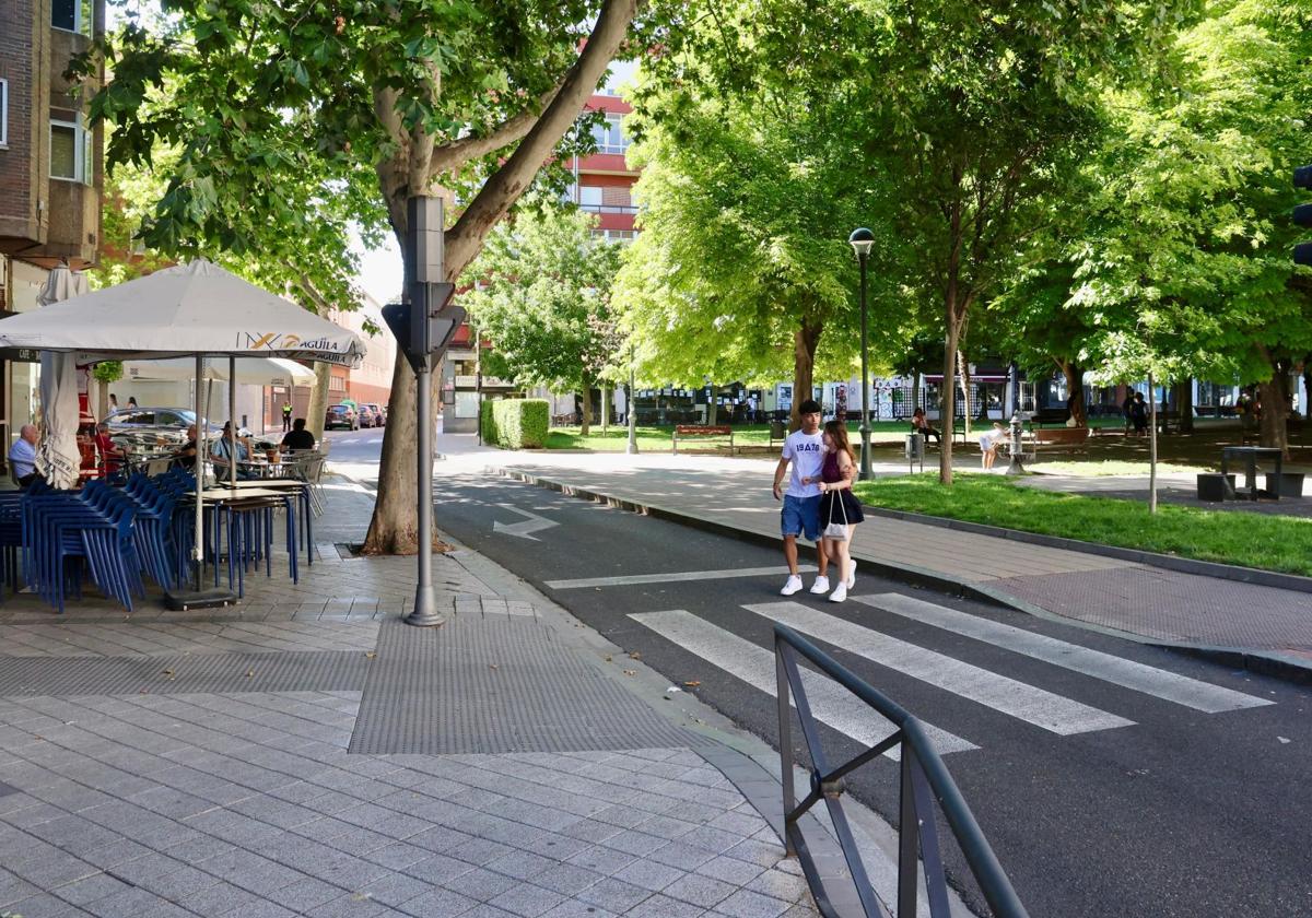 Tramo de la calle Reyes, entre Maldonado y Don Sancho, que será peatonalizado para ganar espacio en la plaza de San Juan.