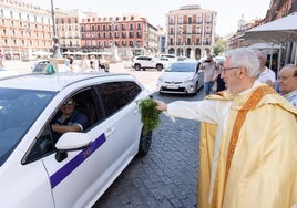 Los taxistas reciben la bendición en la Plaza Mayor.