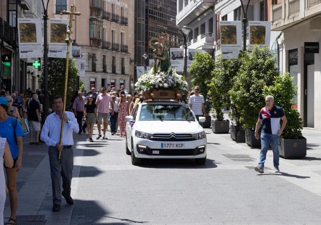 Procesión con la imagen de San Cristóbal en la calle Santiago.