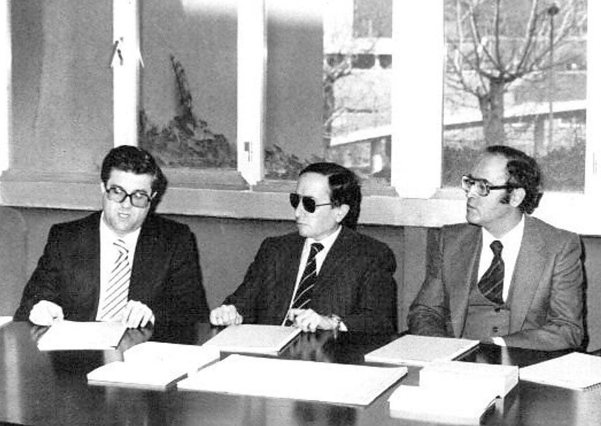 Imagen secundaria 1 - Arriba, el chiste ganador. Abajo, Molero en un acto de la Diputación junto a Emilio Zapatero (a su derecha), y primer plano del abogado y candidato del PDP a las elecciones municipales de 1987.