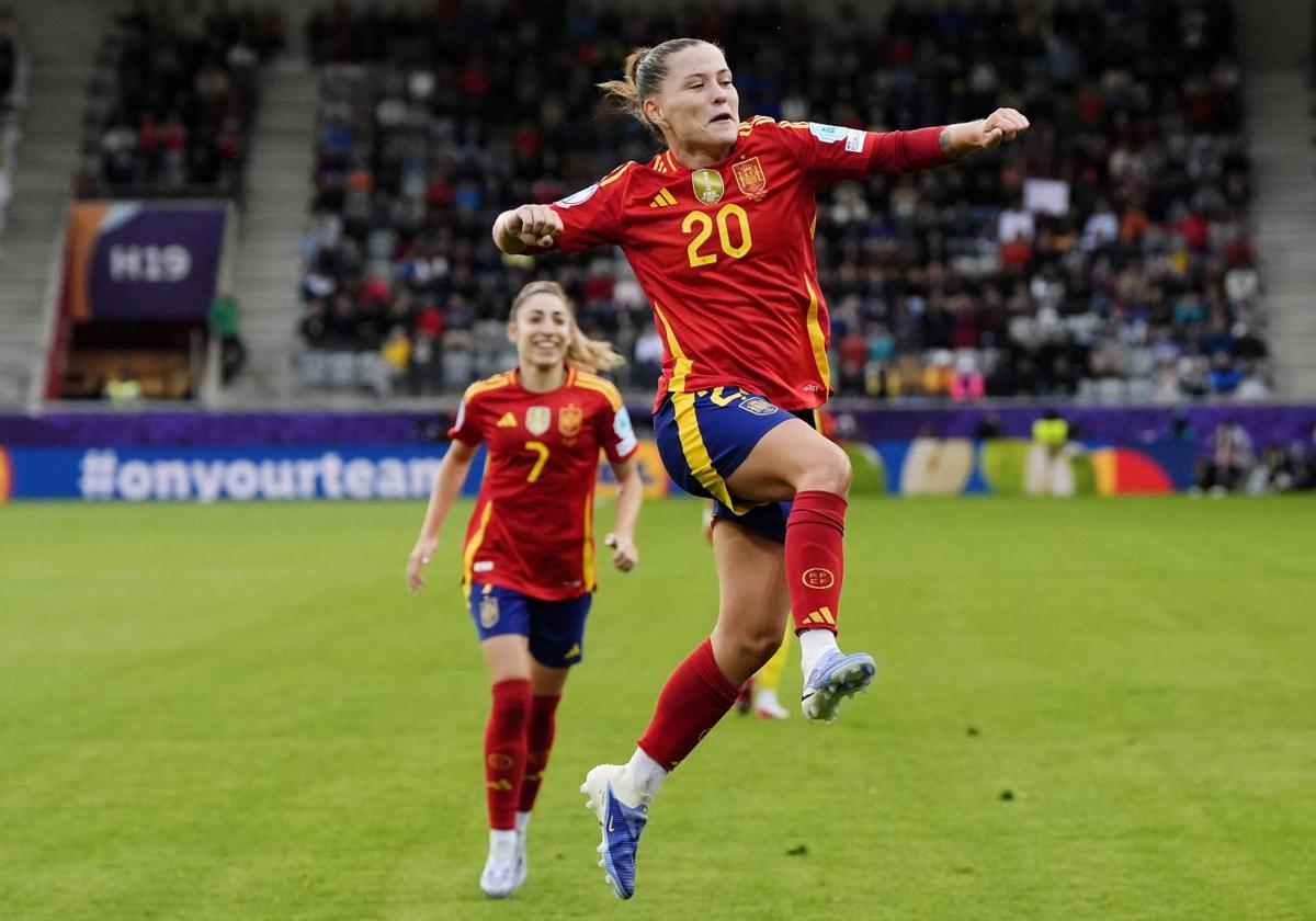 Claudia Pina celebra su golazo ante Bélgica en presencia de Olga Carmona.