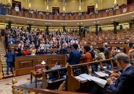 El presidente del gobierno Pedro Sánchez, es aplaudido tras su interviención durante el pleno en el Congreso de los Diputados, este miércoles.