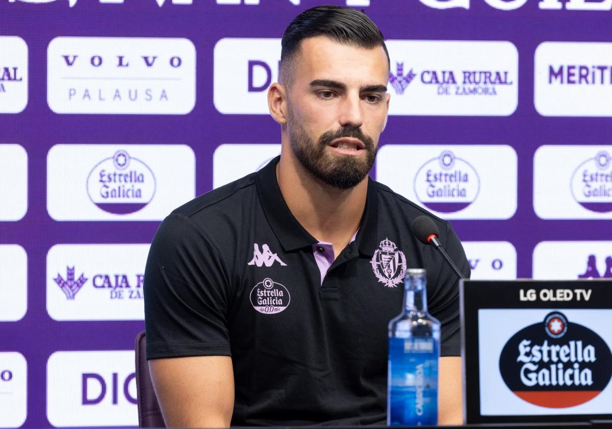 Guilherme Fernandes, durante su presentaciòn como nuevo portero del Real Valladolid