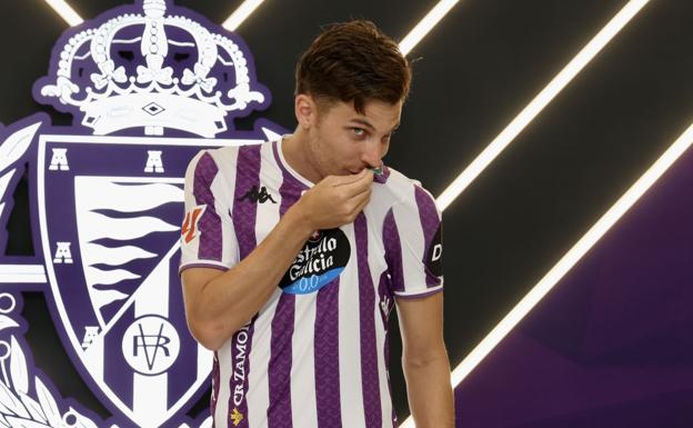 Iván Alejo besa el escudo del Real Valladolid