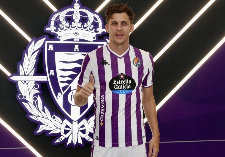Iván Alejo posa con la nueva camiseta del Real Valladolid en su presentación oficial como nuevo jugador del equipo blanquivioleta
