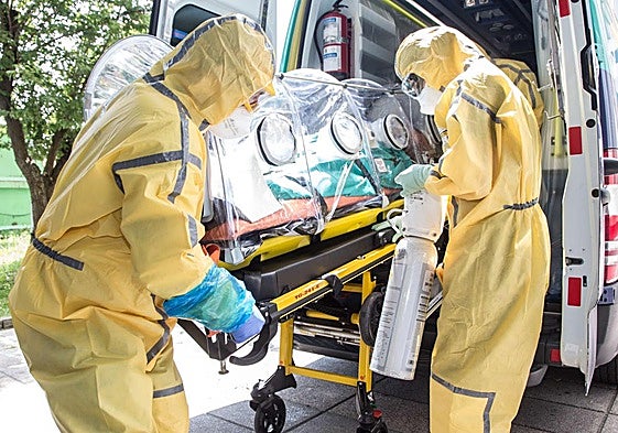 Foto de archivo de un paciente trasladado por un caso de fiebre hemorrágica de Crimea-Congo (F.H.C.C).
