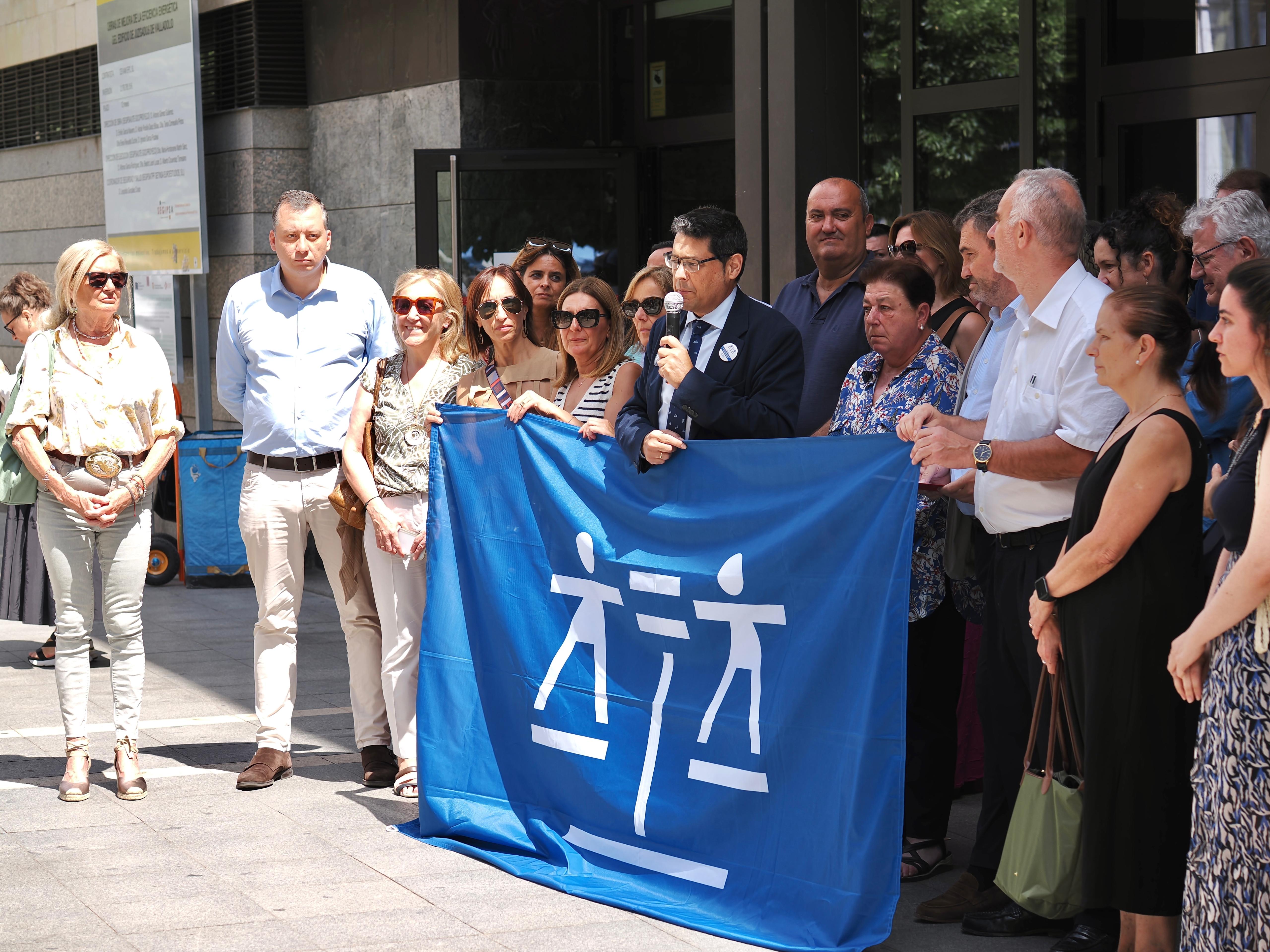 Javier Martín, el decano del Colegiode Abogados, durante la concentración de protesta frente a los juzgados.