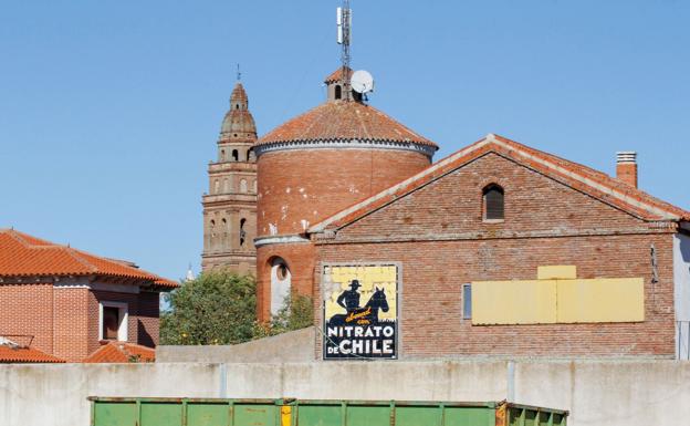 Cartel en una fachada de Alaejos.