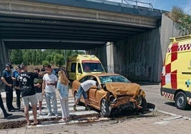 El vehículo siniestrado, junto a las dos ambulancias que trasladaron a los heridos.