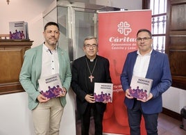 De izquierda a derecha, Ignacio Ruiz, secretario de Cáritas Autonómica de CyL, Luis J. Argüello, arzobispo de Valladolid y Guenther E. Boelhoff, presidente de la entidad autonómica, en la presentración de la memoria 2024 de Cáritas.