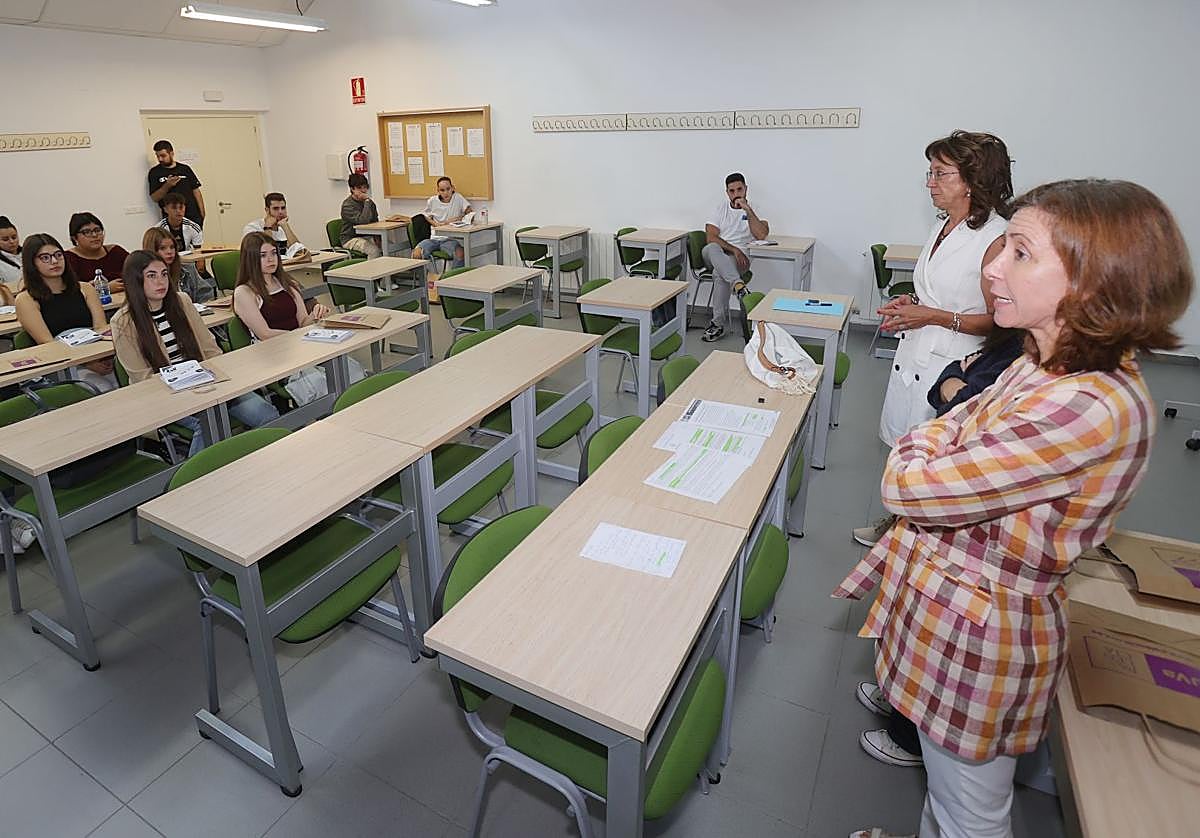 Ana Ortega, de pie en primer término, al inicio del curso pasado en una clase de la facultad.