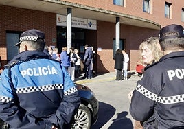 Agentes de policía durante una concentración a la puerta del Centro de Salud de Laguna de Duero después de que una doctora sufriese una agresión.