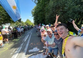 Sergio Romeo, en primer término, junto a los aficionados franceses con los que ha vivido el paso de los corredores.