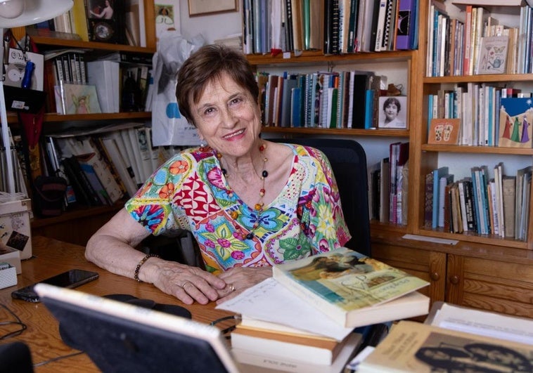 Manuela Serrano, maestra del barrio, en su despacho.