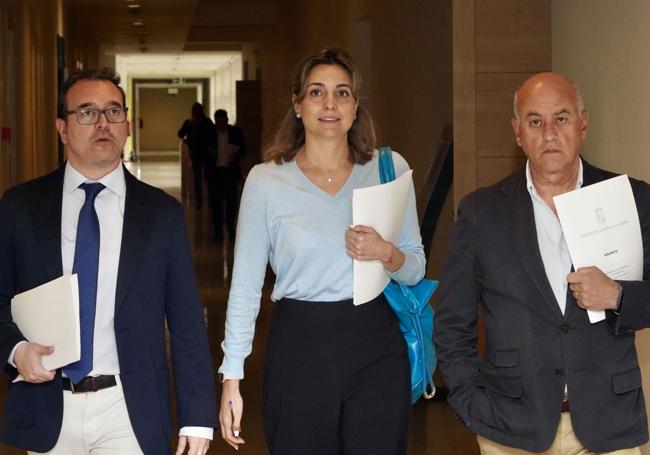 Irene Muñoz, en una de sus últimas Junta de Portavoces de las Cortes como directora general de la Junta, entre Ricardo Gavilanes y Miguel Ángel García Nieto, portavoz y portavoz adjunto del PP.