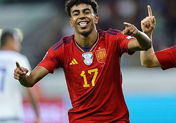 Lamine Yamal celebra un gol con la Selección Española.