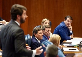 Alfonso Fernández Mañueco observa a Juan García-Gallardo en el primer Pleno de las Cortes tras la ruptura del pacto de Gobierno.