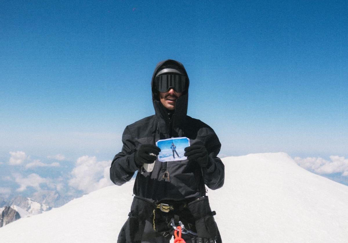 Alvaro Guerra en la cima del Mont Blanc mostrando una foto de su padre en el mismo lugar en 2006