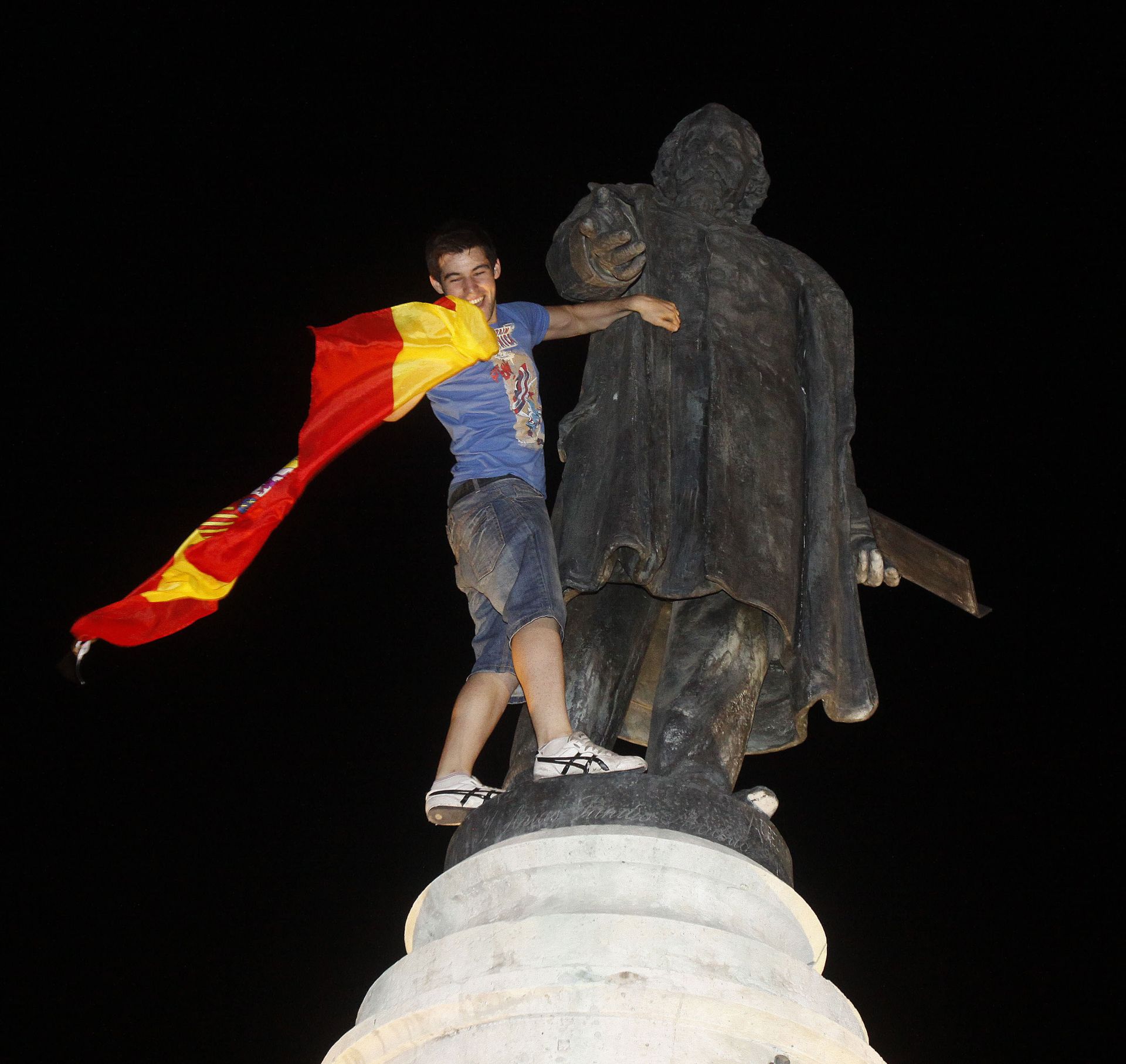 Un aficionado de la Selección, encaramado a la estatua de Zorrilla ubicada en la plaza que lleva su nombre.