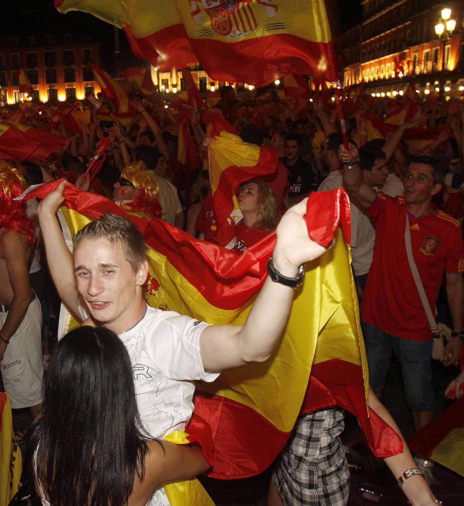Miles de aficionados festejan en la Plaza Mayor de Valladolid la victoria de España en el mundial de Sudáfrica el 11 de julio de 2010.