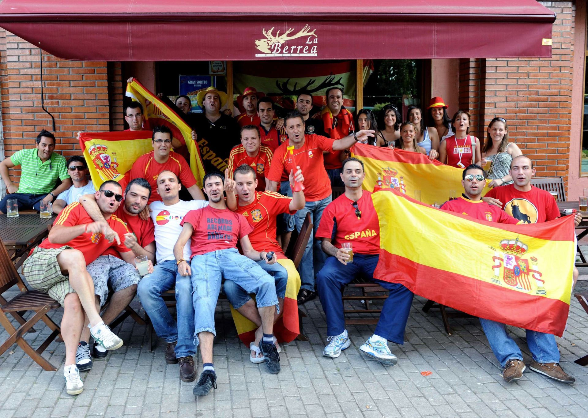 Decenas de aficionados siguieron el partido en el bar La Berrea.