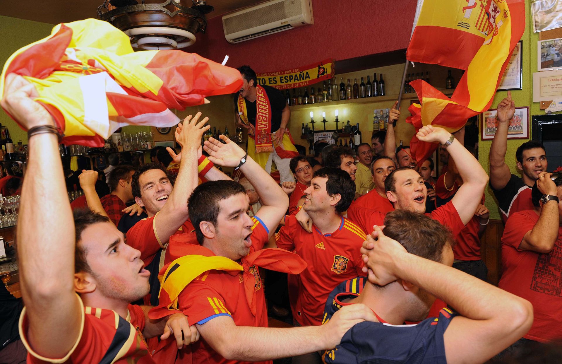 Celebraciones en la Bodega Las Mercedes después de que España ganara el campeonato del mundo de fútbol en 2010.