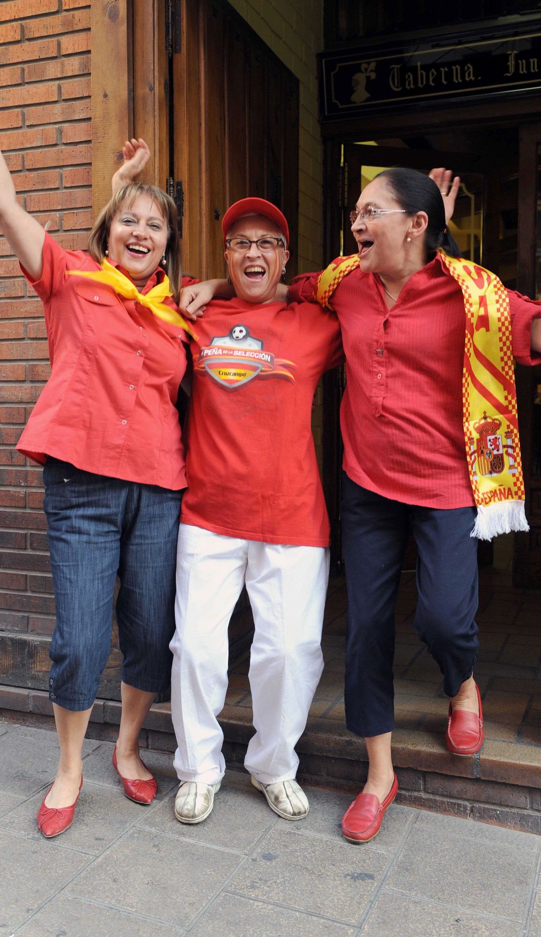 Tres aficionadas, en La Taberna.
