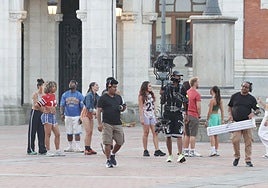 Actores y cuerpo técnico en la Plaza Mayor de Valladolid