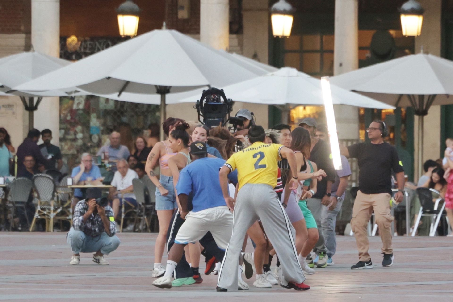 Actores y bailarines grabando escenas de la película en la Plaza Mayor de Valladolid.
