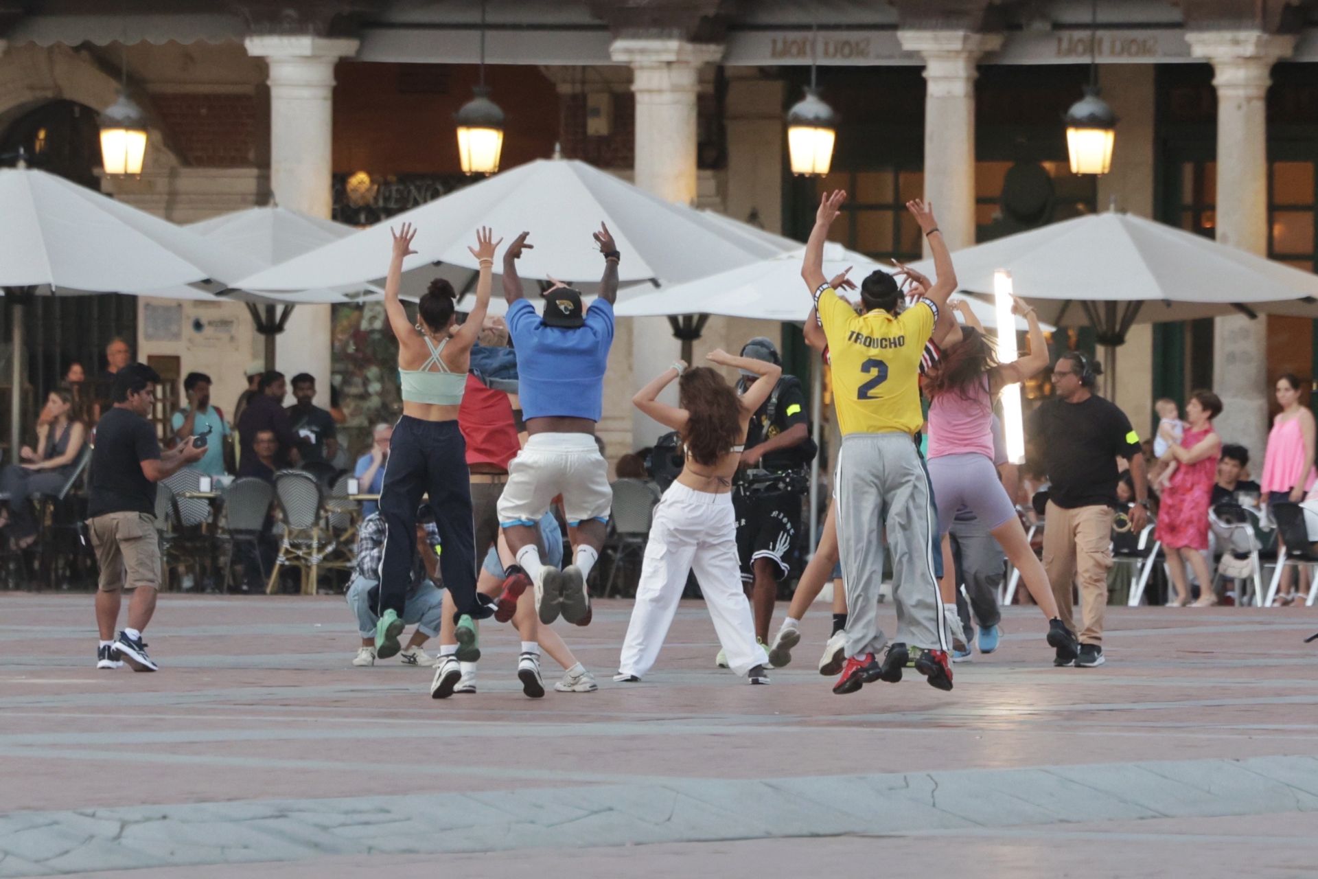 Actores y bailarines grabando escenas de la película en la Plaza Mayor de Valladolid.