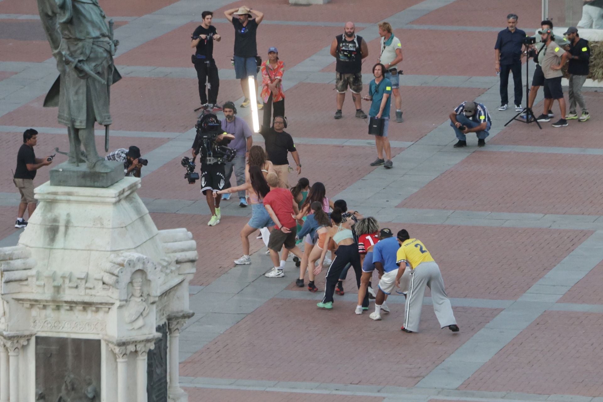 Actores y bailarines grabando escenas de la película en la Plaza Mayor de Valladolid.