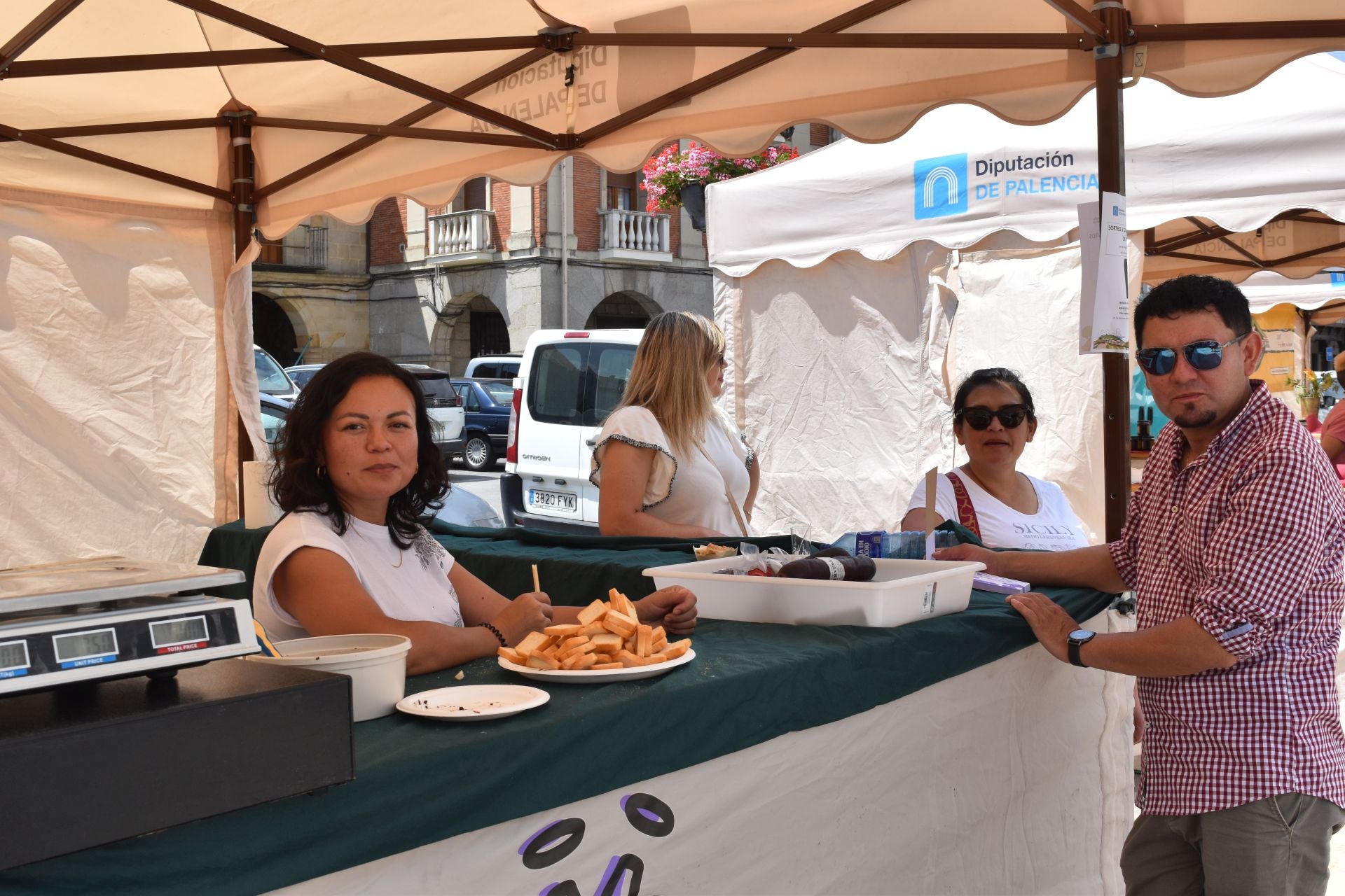Aguilar funde la feria gastronómica con las sevillanas
