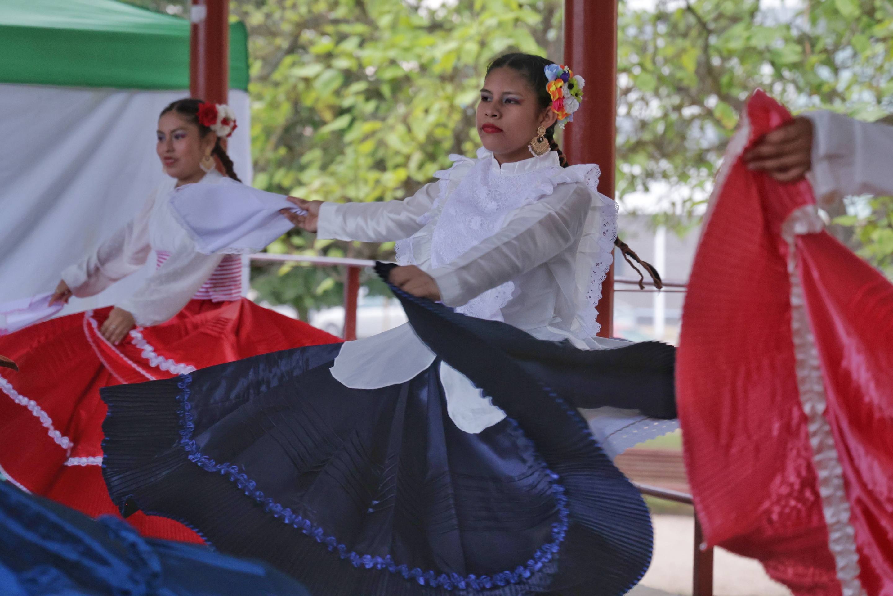 Los juegos autóctonos y los bailes peruanos de las fiestas del barrio Delicias, en imágenes