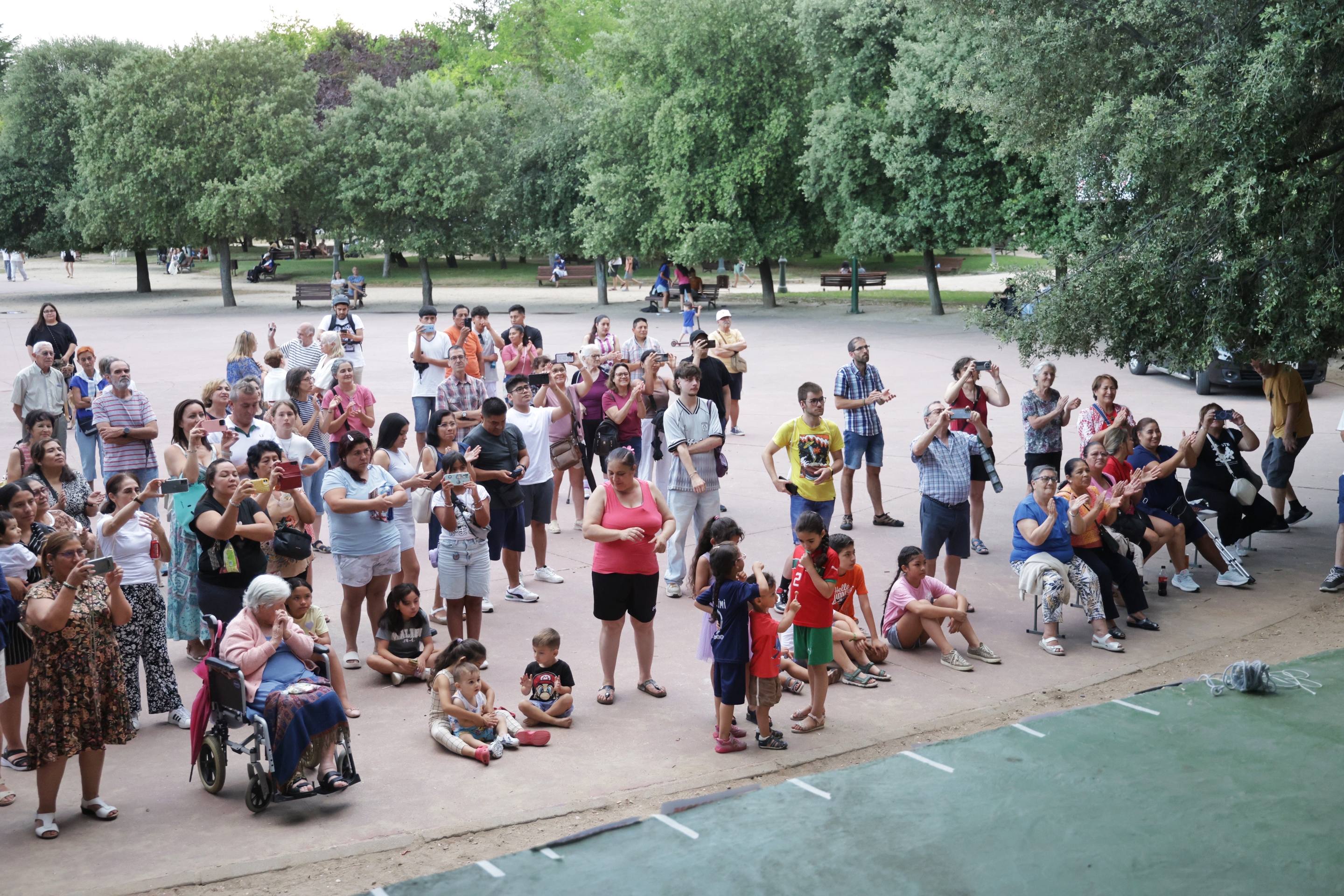 Los juegos autóctonos y los bailes peruanos de las fiestas del barrio Delicias, en imágenes