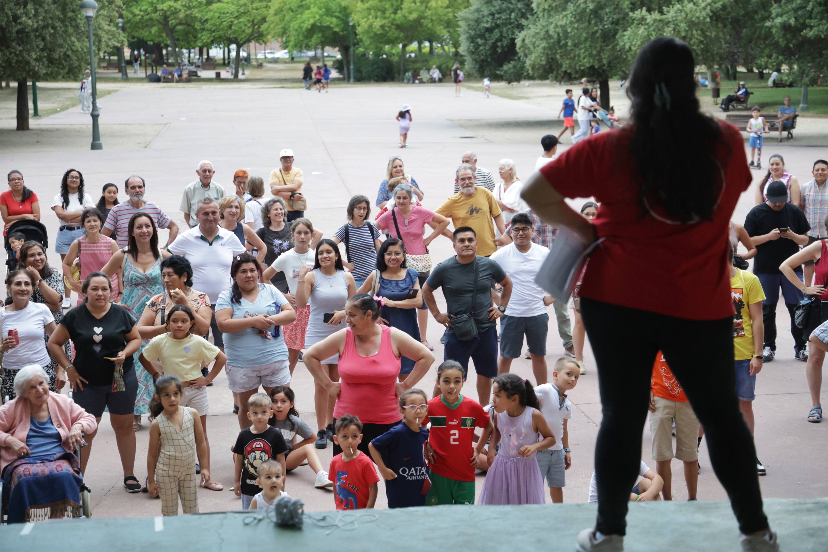 Los juegos autóctonos y los bailes peruanos de las fiestas del barrio Delicias, en imágenes