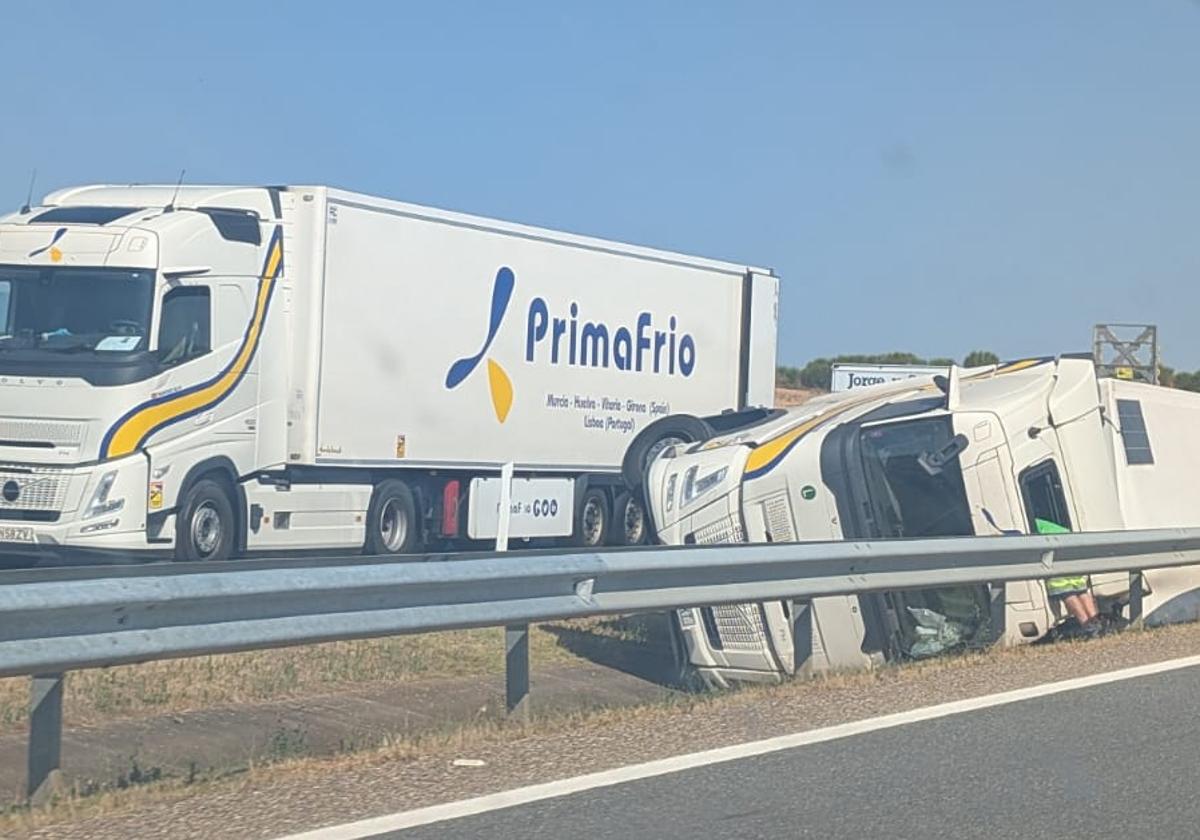Camión siniestrado que continuaba esta mañana en la A-66, a la altura de Montamarta.