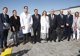 El consejero de Economía y Hacienda, Carlos Fernández Carriedo (4i) durante una visita a una instalación de autoconsumo eléctrico.